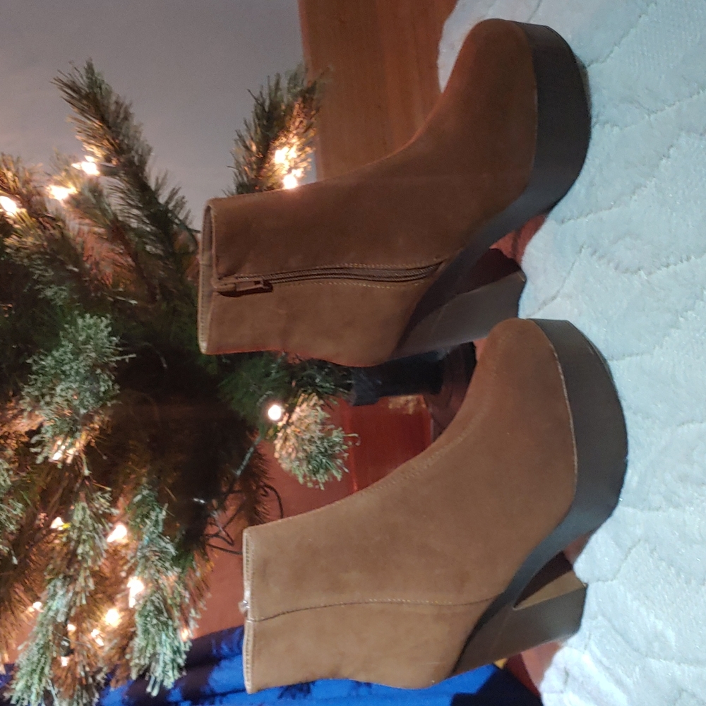 Chunky brown size 6/7 platform ankle boots with side zipper